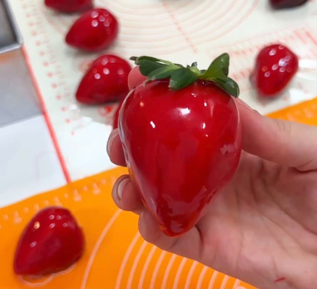 Morango do Amor com calda vermelha brilhante feito pela Massucar Doceria