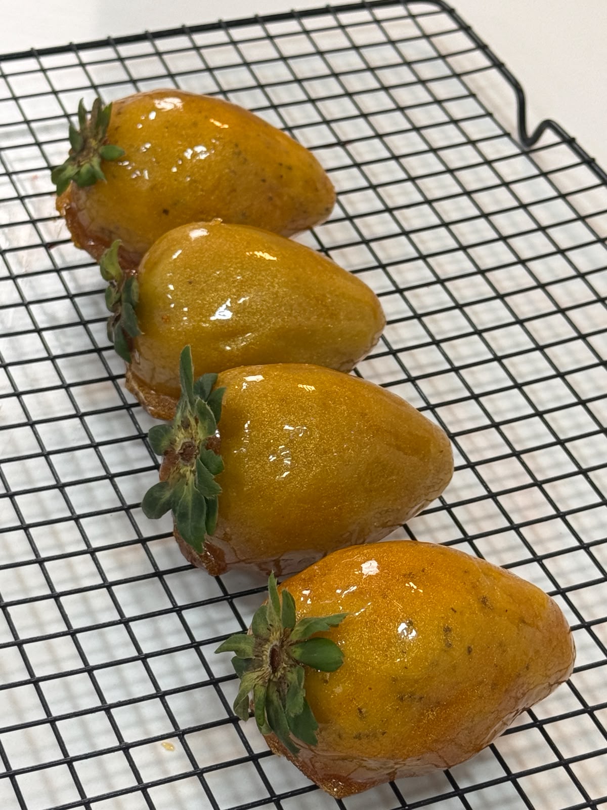 Morango do Amor de Maracujá — calda dourada brilhante