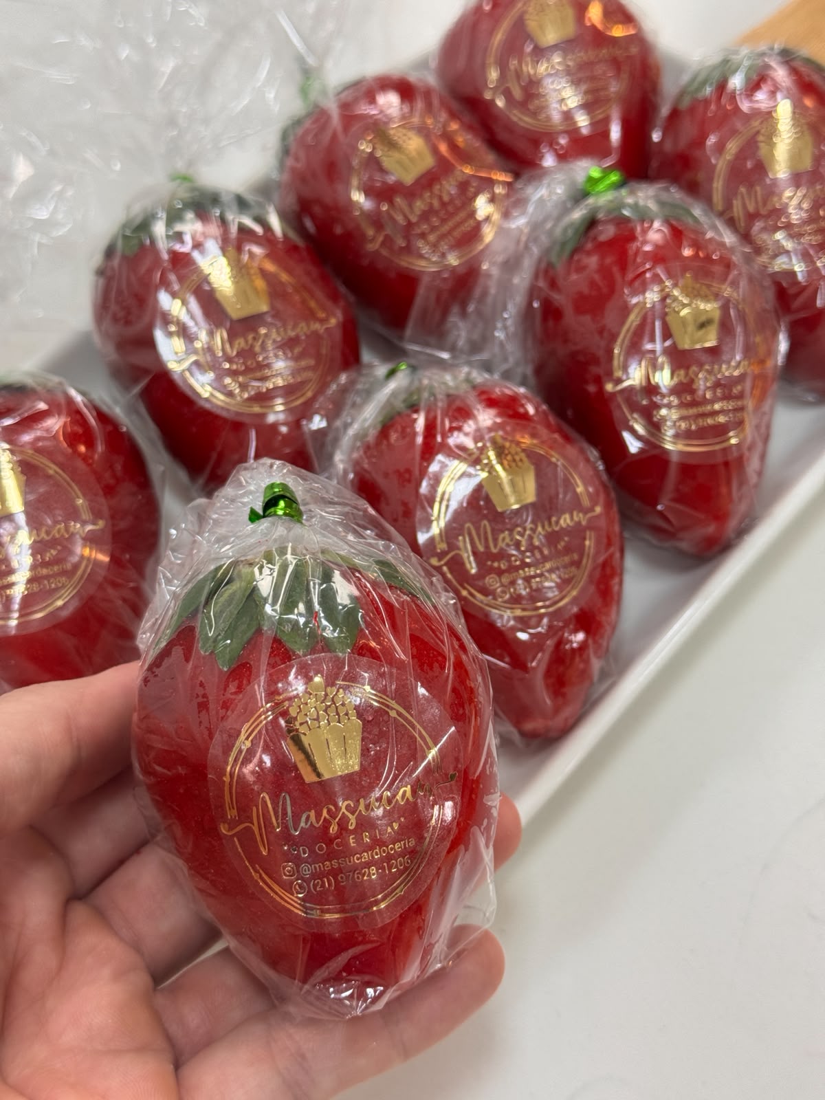 Morangos do Amor embalados com selo da Massucar Doceria
